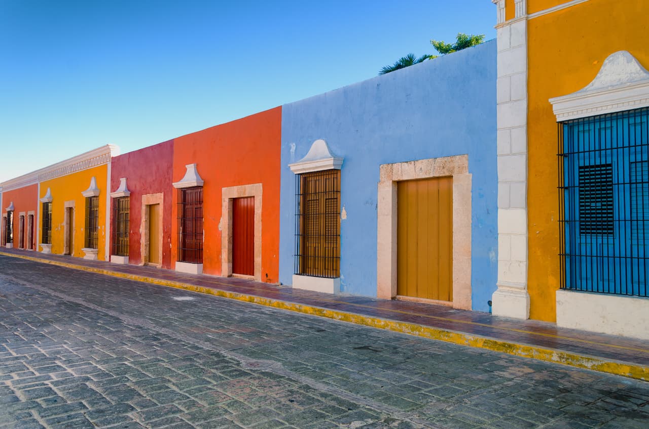 Exterior de casas pintados con pintura de colores de venta en Ferreterías Guevara