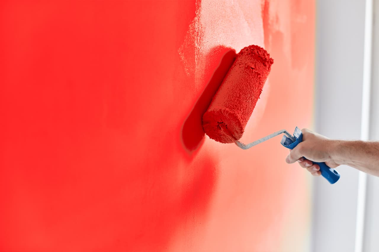 Pintando con rodillo, pared de color rojo Berel