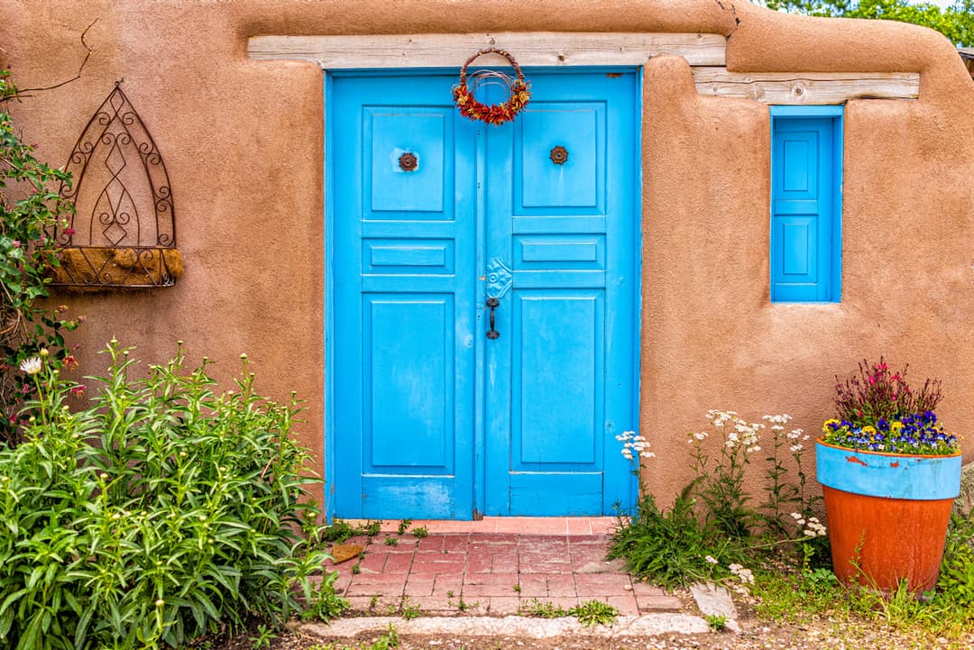 Exterior de casa haciendo alución a colores de pintura Berel